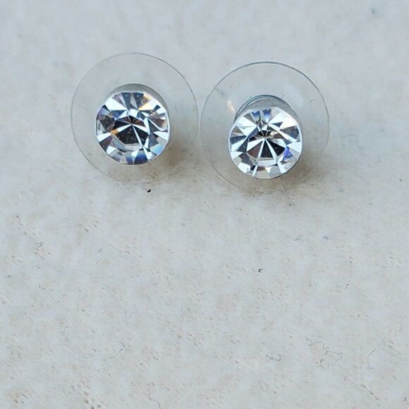 3/$10 NWOT Round crystal/gem stud earrings - Picture 1 of 3